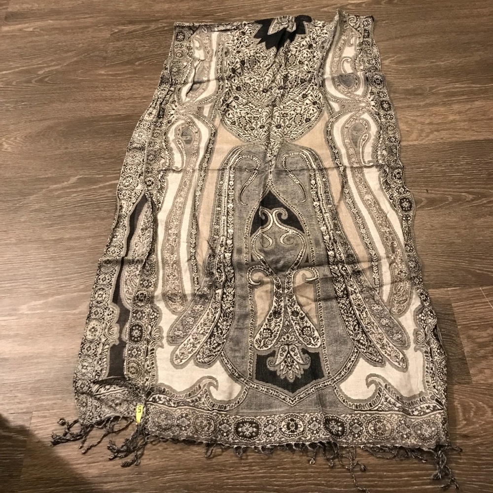 Scarf. Great condition!
